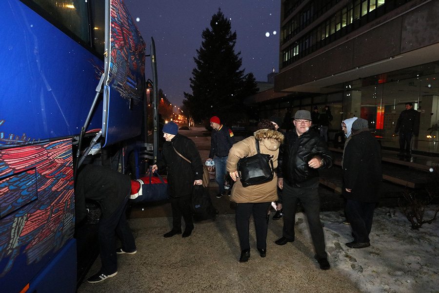 1-Ukrcavanje radnika u autobus za Rovinj