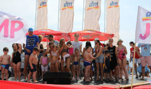 Na dm millennium jumpu 3.000 ljudi skakalo za male polaznike Škole plivanja