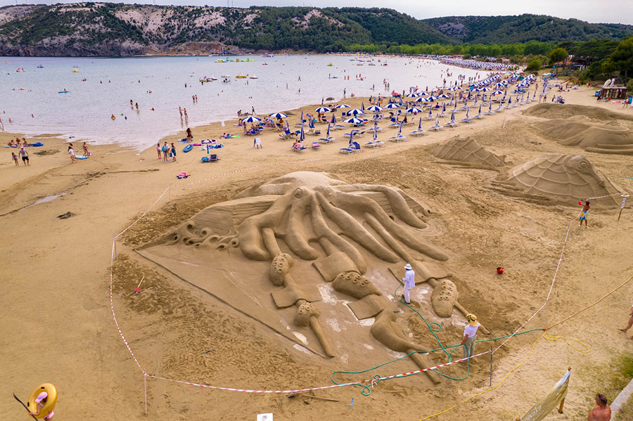 Na Rajskoj plaži u Loparu počinje Festival skulptura u pijesku