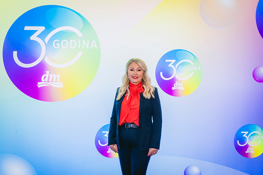 dm okuplja pojedince i organizacije s ciljem stvaranja povezanije i održivije zajednice