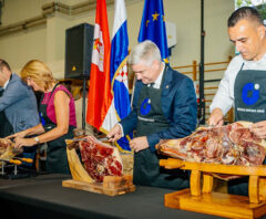 Deveti Međunarodni festival pršuta u Drnišu otvoren velikim dvobojem: župani odmjerili snage