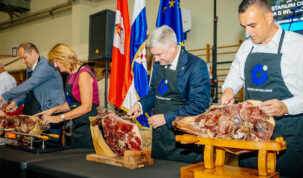 Deveti Međunarodni festival pršuta u Drnišu otvoren velikim dvobojem: župani odmjerili snage