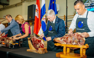 Deveti Međunarodni festival pršuta u Drnišu otvoren velikim dvobojem: župani odmjerili snage