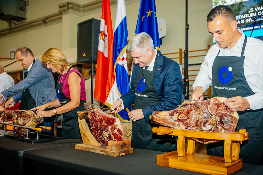 Deveti Međunarodni festival pršuta u Drnišu otvoren velikim dvobojem: župani odmjerili snage