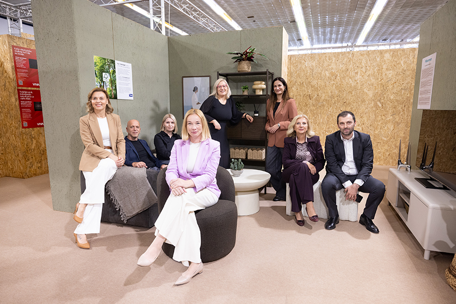 Stan za Sutra - naprijed Renata Suša, lijevo Zvjezdana Sirk Novak, sjede iza Tihana Lešić, lijevo Gordana Daniel i Nikica Cvitkušić, iza Sandra Đolo i Iva Prpić - foto Boris Ščitar